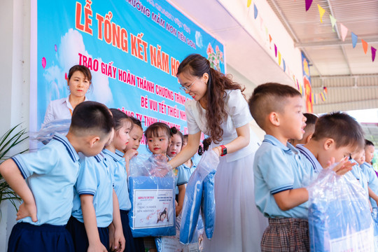 Trao học bổng và tặng quà cho học sinh Việt Yên (Bắc Giang)