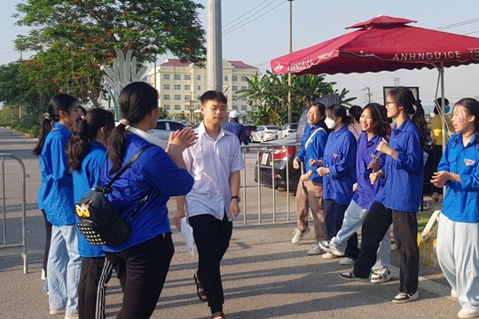 Hơn 11.000 thí sinh Ninh Bình bước vào môn thi đầu tiên