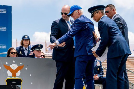 Tổng thống Biden ngã trên sân khấu Học viện Không quân