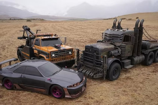 Ngắm trọn bộ sưu tập xế xịn trong bom tấn Hè Transformers