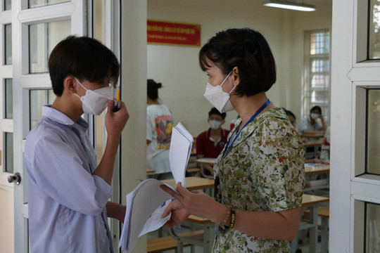 2 học sinh Quảng Ninh mang điện thoại vào phòng thi bị đình chỉ