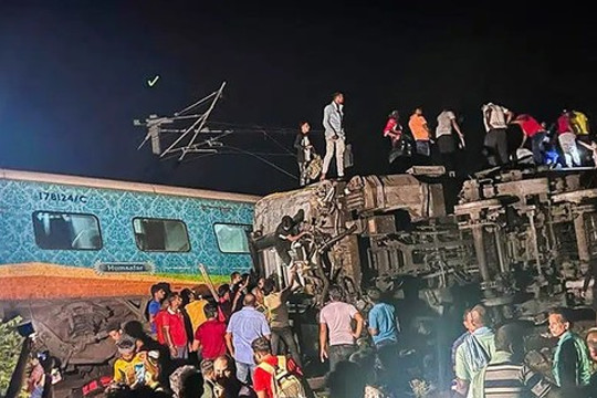 Hiện trường vụ tai nạn tàu hoả thảm khốc khiến hơn 1.100 người thương vong ở Ấn Độ