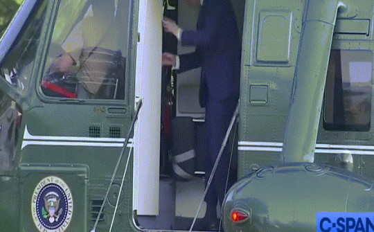 Ông Biden bị va đầu khi bước xuống từ trực thăng Marine One