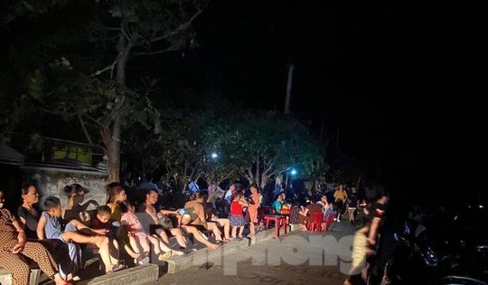 'Chảo lửa' Nghệ An lại mất điện, người dân đổ ra đường ăn cơm, hóng mát