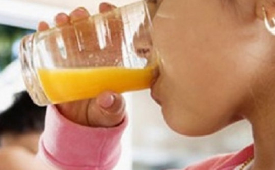 3 nguyên tắc cha mẹ cần biết khi cho trẻ uống Oresol để tránh nguy hiểm đến tính mạng