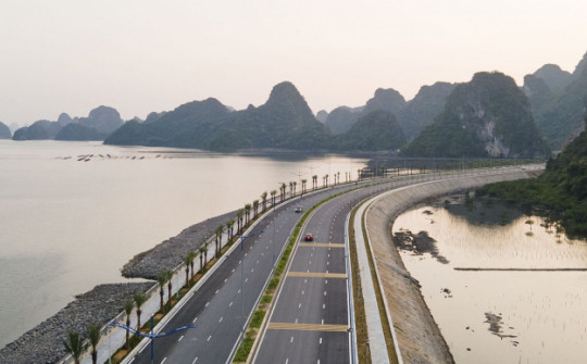 Một vòng cung đường bao biển đẹp bậc nhất Việt Nam chạy qua 2 thành phố