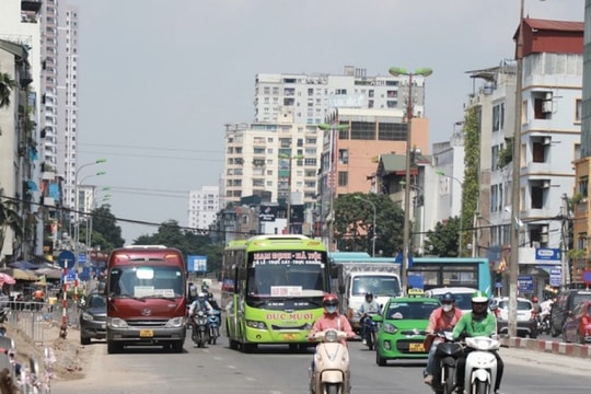 Cận cảnh con đường không bóng cây, nóng nhất Thủ đô