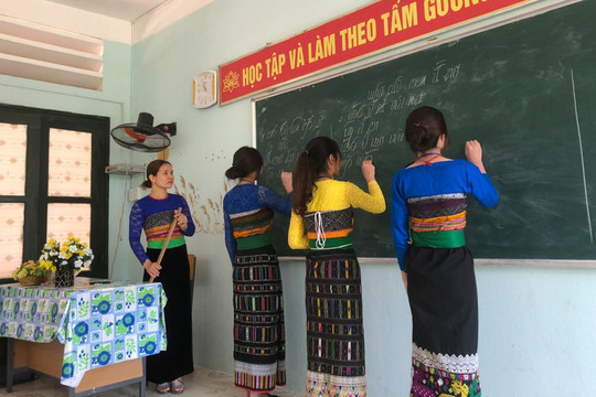 Sớm chuẩn hóa tài liệu và đội ngũ giáo viên dạy tiếng dân tộc