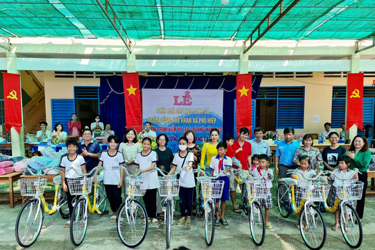 Tặng 162 phần quà cho học sinh khó khăn ở An Giang