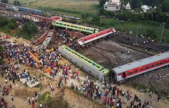 Thủ tướng Ấn Độ thị sát hiện trường vụ tai nạn đường sắt ở Odisha