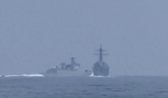 Chiến hạm Mỹ - Trung suýt va chạm ở eo biển Đài Loan