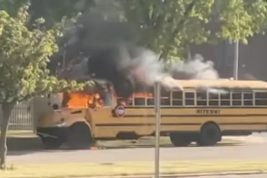 Tài xế mang bầu 8 tháng ở Mỹ cứu hơn 30 học sinh khỏi xe buýt bốc cháy