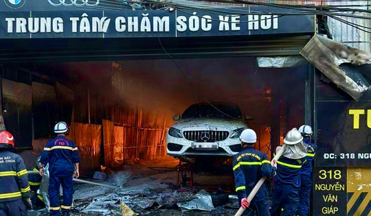Cháy gara ô tô ở Hà Nội, nhiều xe bị thiêu rụi