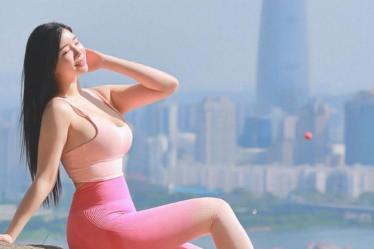 'Hot girl công sở' diện đồ tập gym leo núi hút mọi ánh nhìn