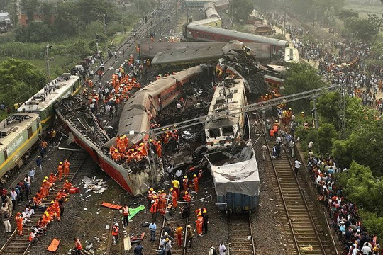 Bộ trưởng Ấn Độ nêu nguyên nhân vụ tai nạn đường sắt kinh hoàng