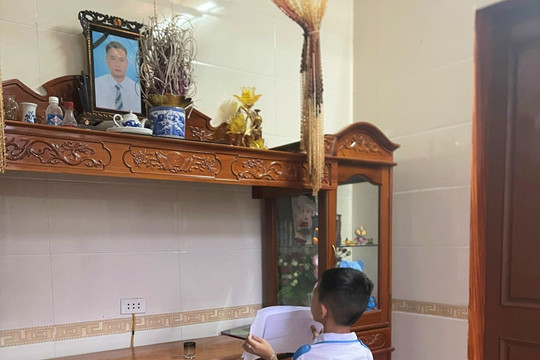 Hình ảnh cậu bé khoe giấy khen trước bàn thờ người cha đã khuất