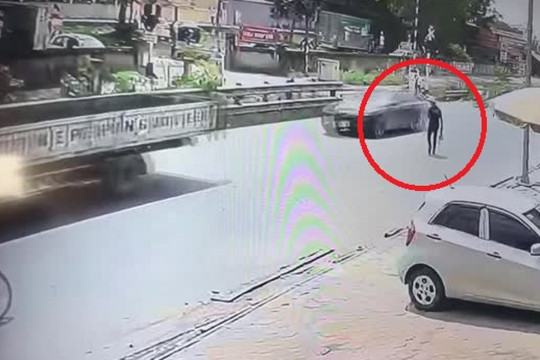 Clip: Sang đường cẩn thận, người đàn ông vẫn bị xe máy tông nằm gục