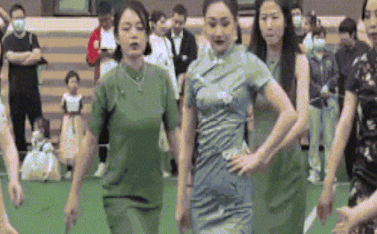 Các bà mẹ trẻ gây bàn tán vì mặc váy ngắn, biểu diễn văn nghệ ở trường mầm non