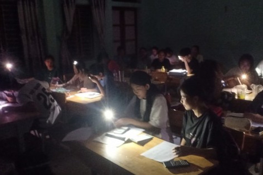 Mất điện, học trò xứ Nghệ ôn thi tốt nghiệp dưới ánh đèn pin, điện thoại