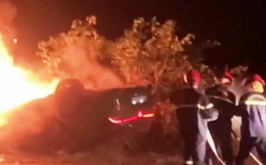 Ô tô chở 3 người bốc cháy dữ dội trên Quốc lộ 1