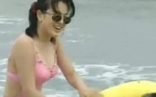 Song Hye Kyo mặc bikini gợi cảm trong phân cảnh "thân mật" bỗng lên top 1 tìm kiếm