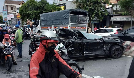 'Ô tô điên' tông hàng loạt xe, ít nhất 3 người bị thương