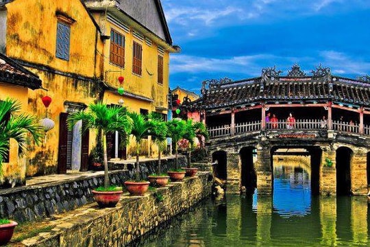 Khách Tây chia sẻ cách tận hưởng không khí Việt Nam ngay tại phòng khách