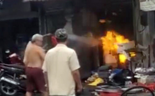 Sau tiếng hô hoán “cháy”, đôi nam nữ bỏng nặng lao ra khỏi quán cơm ở Thủ Đức