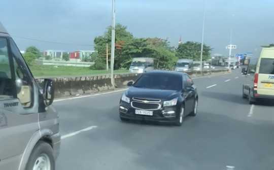 CLIP: Người phụ nữ chạy ôtô ngược chiều trên Quốc lộ 51 ở Bà Rịa- Vũng Tàu