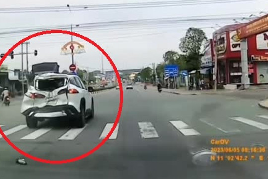 Chạy “chuẩn luật”, ô tô Corolla Cross bất ngờ bị tông bẹp đuôi