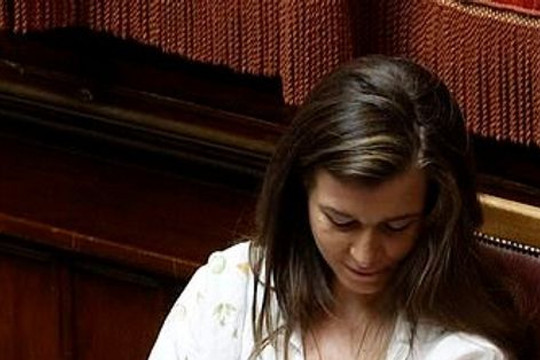 Nữ nghị sĩ Italy gây chú ý khi cho con bú trong cuộc họp quốc hội
