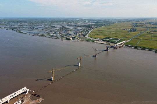 Cầu vượt sông Hồng trên đường ven biển nối Thái Bình - Nam Định sau hơn 2 năm khởi công