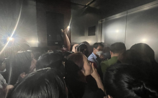 Vụ thang máy toà nhà cao nhất Hà Nội dừng đột ngột vì mất điện: Cô gái sợ hãi kể lại giây phút mắc kẹt