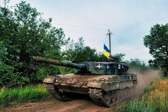 Video: Đoàn xe tăng Leopard 2A4 của Ukraine bị pháo binh Nga tập kích