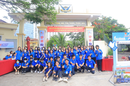 Màu áo xanh 'lăn xả' hỗ trợ thí sinh thi vào 10 Hà Nội