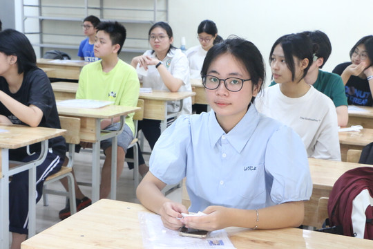 Hơn 116.000 sĩ tử Hà Nội háo hức làm thủ tục dự thi vào lớp 10
