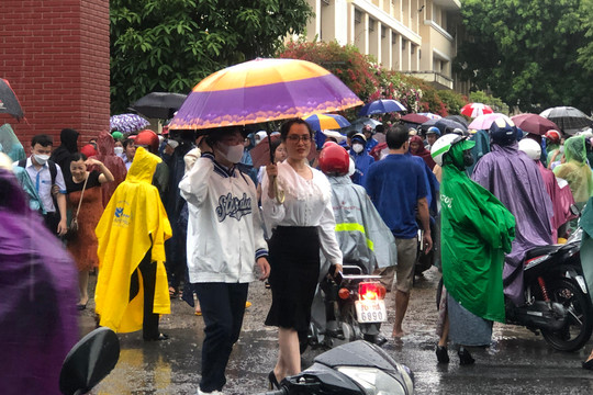 Phụ huynh Quảng Ngãi 'đội mưa' chờ thí sinh