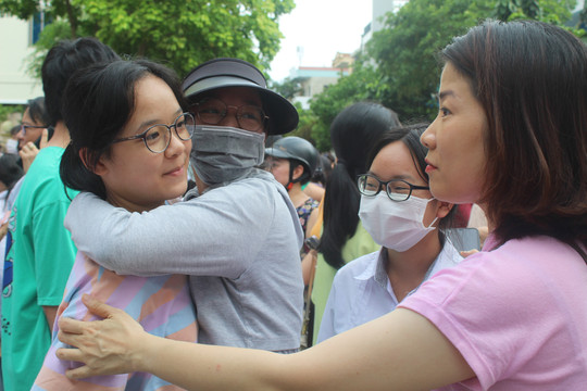 Sĩ tử Thanh Hóa ôm chầm người thân sau buổi thi môn tiếng Anh