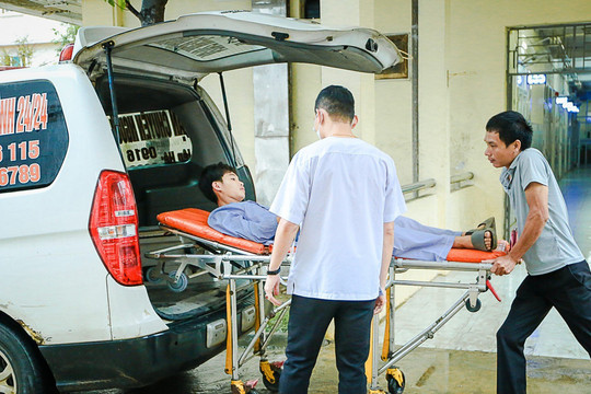 Một thí sinh Thanh Hóa đến trường thi bằng xe cứu thương