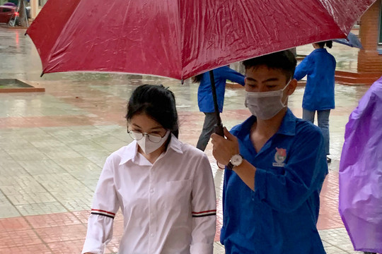 Hình ảnh thí sinh Thanh Hóa 'đội mưa' đến trường thi