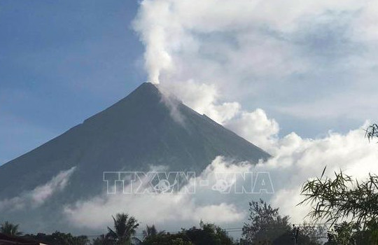 Philippines sơ tán hàng nghìn người đề phòng núi lửa Mayon phun trào