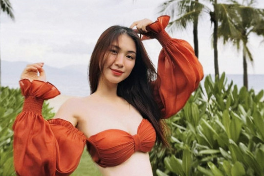 Hòa Minzy khoe vóc dáng nuột nà, da trắng mịn với áo bikini cúp ngực gợi cảm khi đi biển