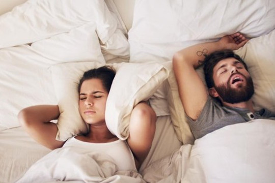 Ngủ sớm hơn bạn đời 90 phút để cứu vãn hôn nhân