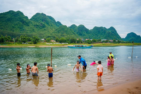 Dạy bơi miễn phí cho trẻ em vùng núi Quảng Bình