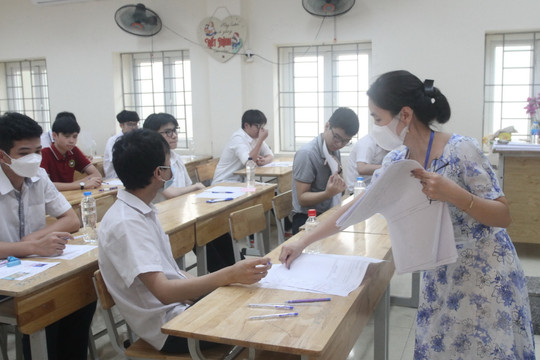 Thí sinh thi lớp 10 Hà Nội bắt đầu làm bài thi môn ngữ văn