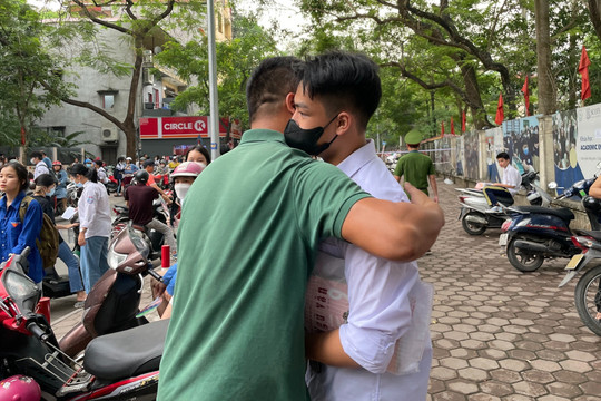 Phụ huynh Hà Nội không ngừng động viên, ôm hôn con bên ngoài điểm thi