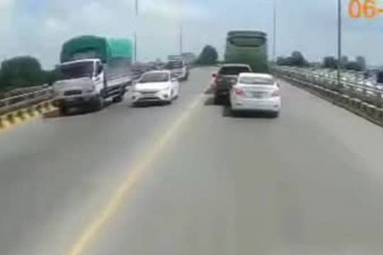 Ô tô chạy bất thường tông xe 7 chỗ “dồn toa” với xe khách
