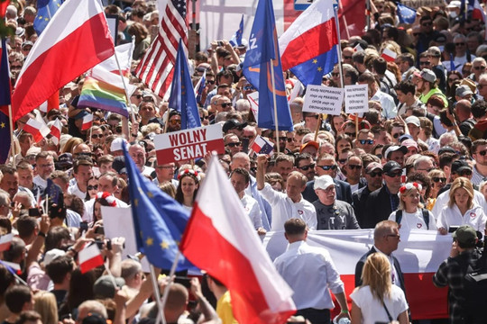 Tại sao Chính phủ Ba Lan lại đặt cược vào luật mới liên quan đến Nga?