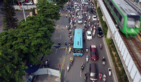 Cận cảnh đường Nguyễn Trãi sáng đầu tuần sau khi đặt 'lô cốt' rộng hàng trăm m2
