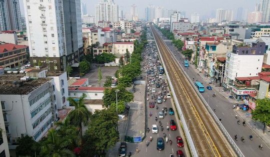 CLIP: Cận cảnh lô cốt khiến giao thông đường Nguyễn Trãi ùn ứ kéo dài giờ cao điểm
